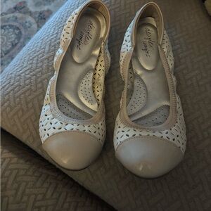 Women's Dexflex Cream Ballet Flats